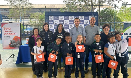 Ver e Viver entrega 258 óculos de grau a estudantes da rede pública municipal de Resende